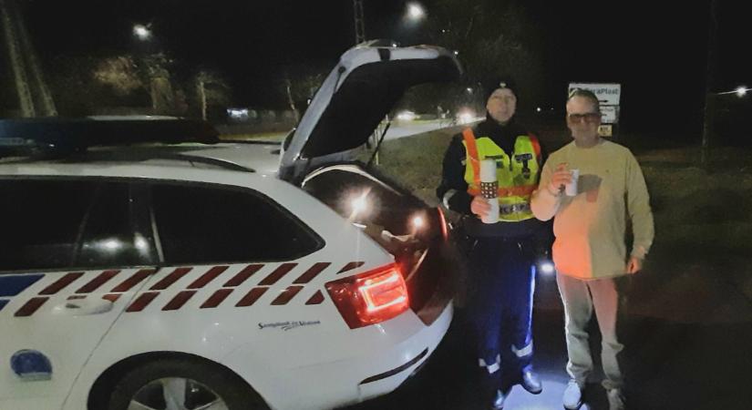 Koffeinnel kínálták a rendőrök az autósokat Hajdú-Biharban