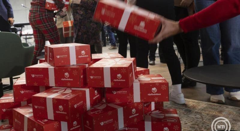 Több mint 62 ezer cipősdoboz ajándékot gyűjtött a Baptista Szeretetszolgálat