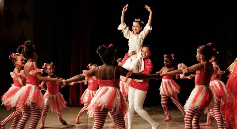 A woke már a brit iskolai karácsonyi műsorokba is beférkőzött