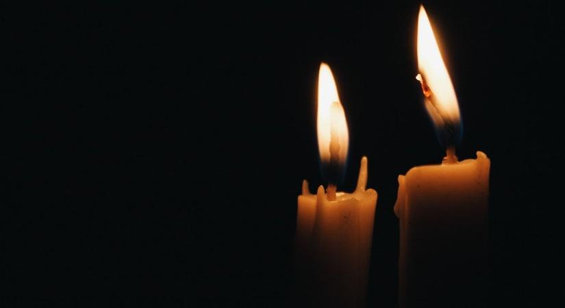 Felfoghatatlan tragédia: halálra késeltek egy 13 éves fiút, miközben édesanyját védte