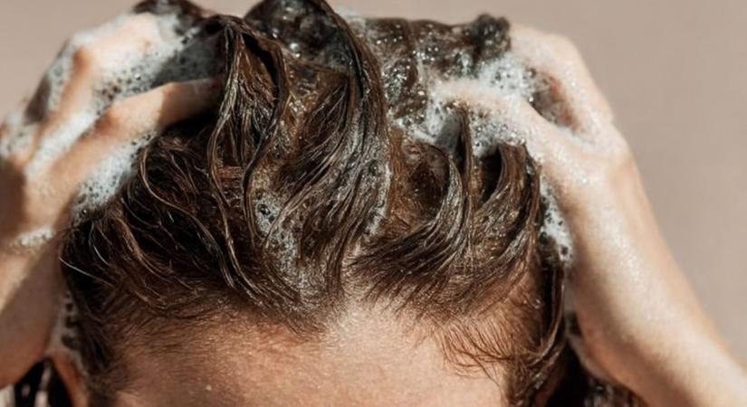 Ennyiszer kellene valójában hajat mosnod 50 felett – a legtöbben rosszul csinálják