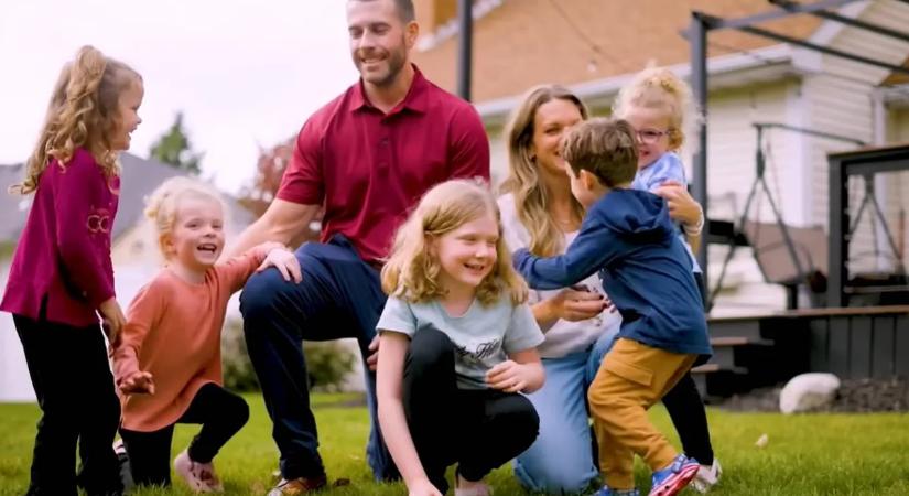 Csak egy testvért szerettek volna a kislányuknak: élete kockáztatásával szült négyes ikreket az édesanya