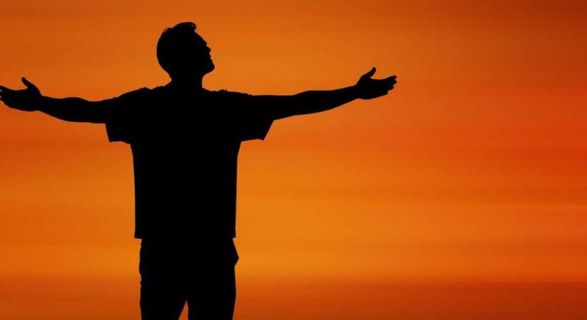 Ákos: ‘köszönjük az Úristennek az igencsak sűrű, munkás esztendőt!’ – Nem felejtettél ki valakiket? – érdeklődött egy hozzászóló