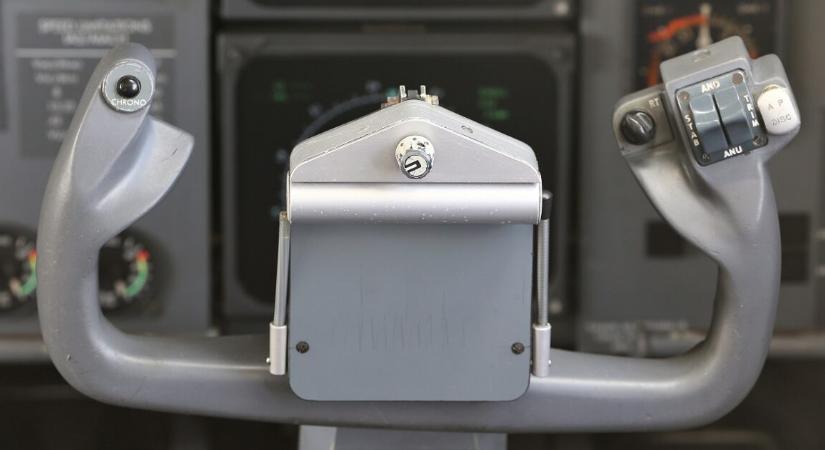 Soha ezelőtt nem történt ilyen – pilóták nélkül szállt le vészhelyzetben egy repülőgép