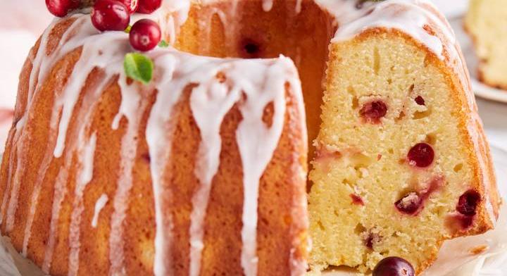 Karácsonyi áfonyás kuglóf: kevert süti ünnepi köntösben