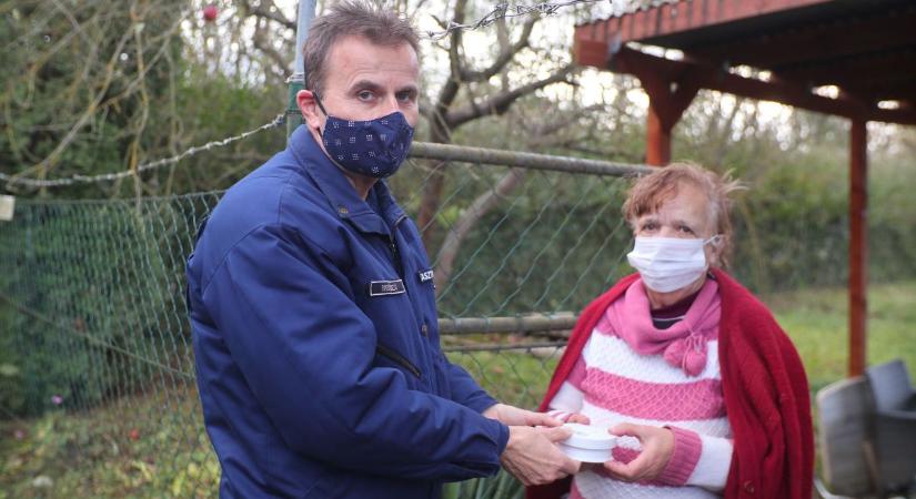 Az időseknek biztonságot adtak ajándékba