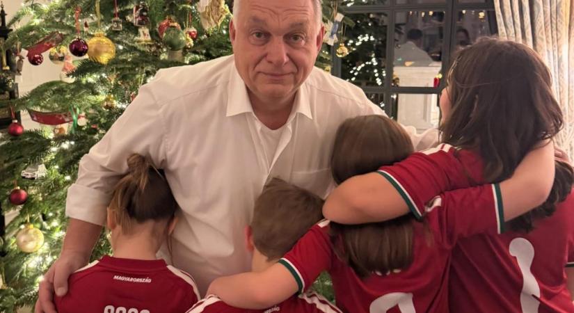 „Alakul a csapat” – Orbán Viktor focimezes unokákkal fotózkodott karácsonykor