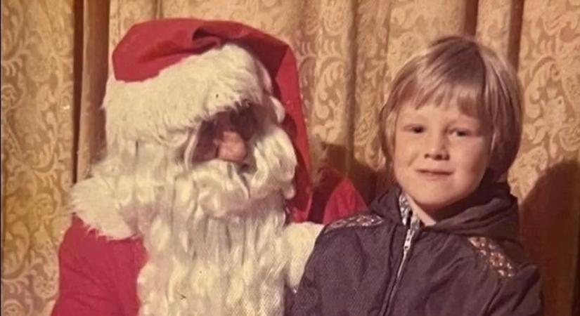 Mikulás ölében ül egy világsztár — felismeri ezen a gyermekkori fotón?