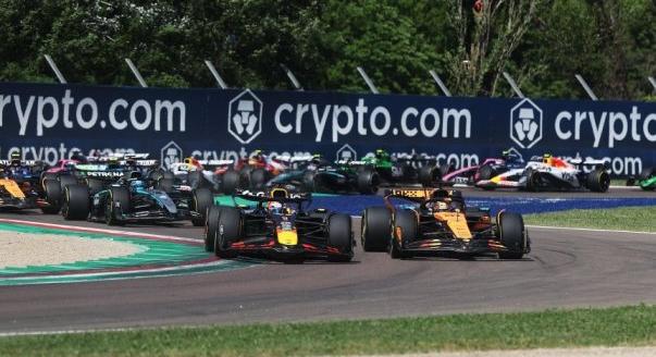 Verstappen és Piastri főszerepben – az év F1-es előzése