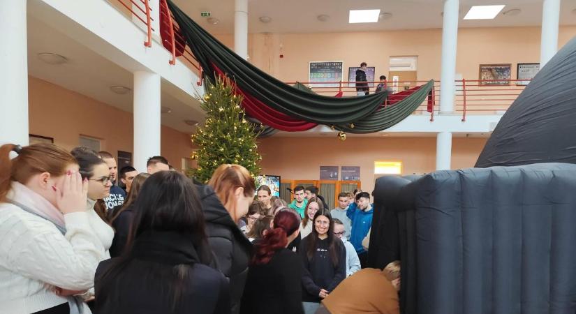 Mozgó planetáriumban jártak a diákok