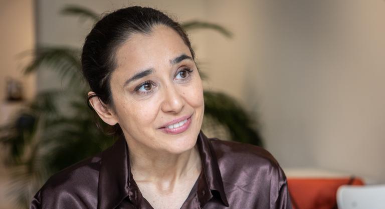 Annyira zavarta már a meztelenség, hogy az egyik jelenetben végig megsértődve, háttal ült