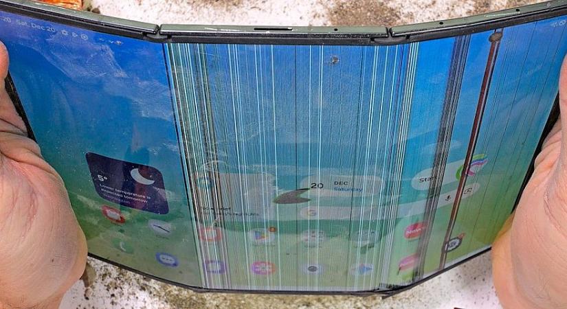 Videón, ahogy megkínozzák a Samsung új, háromba hajtható TriFold telefonját