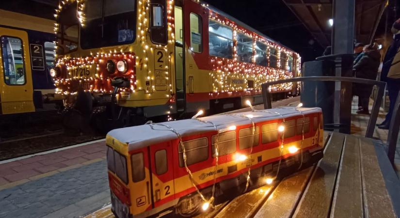 Videó: megtelt utasokkal az utolsó komárom-esztergomi fényvonat