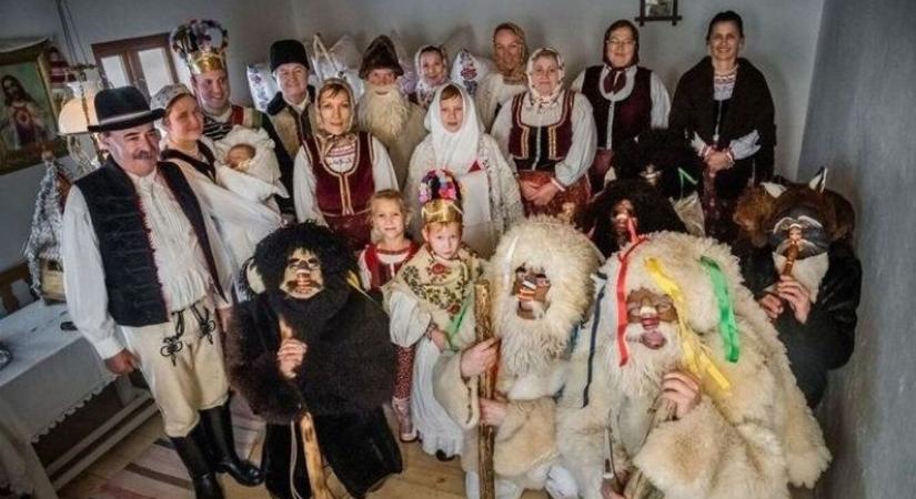 Miért kopogtat adventkor a Szent Család a székely házak ajtaján? (videó)