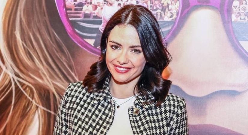 A magyar énekesnő a 6. hónapban gyönyörű menyasszony volt: mesés csipkeruhába bújt