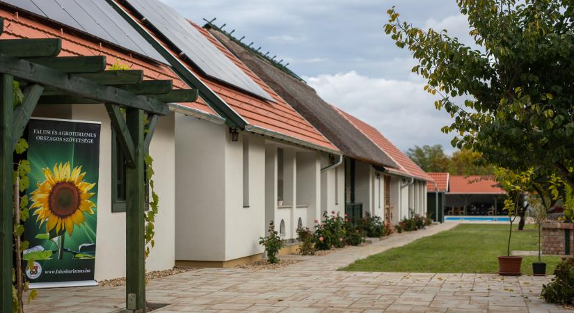 Mérföldkő a falusi turizmusban – átadták a 2000. napraforgós Nemzeti Tanúsító Védjegyet Tiszabábolnán