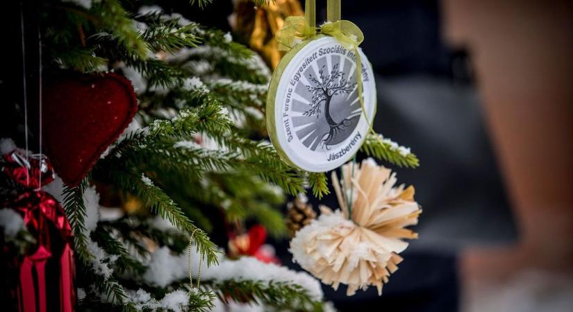 Az a szenteste a parkban örökre nyomot hagyott a lelkekben, még ma is mindenki erről beszél Szolnokon