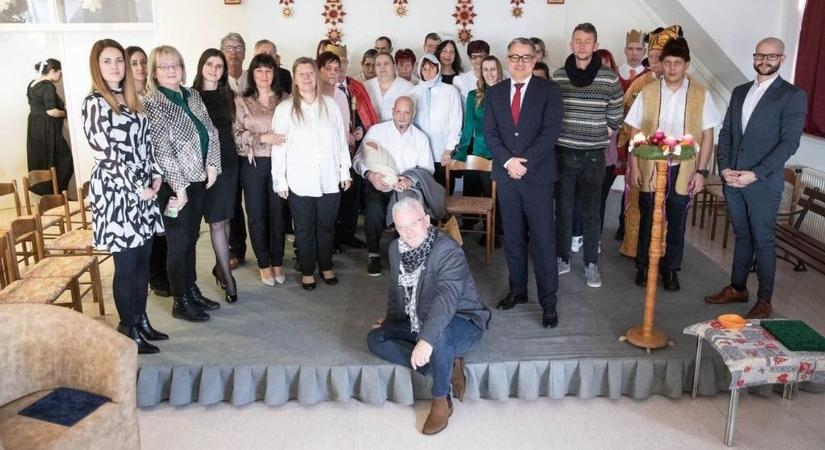 Minden nap egy lépéssel közelebb önmagukhoz: Bázakerettyén a művészet, a színház segít