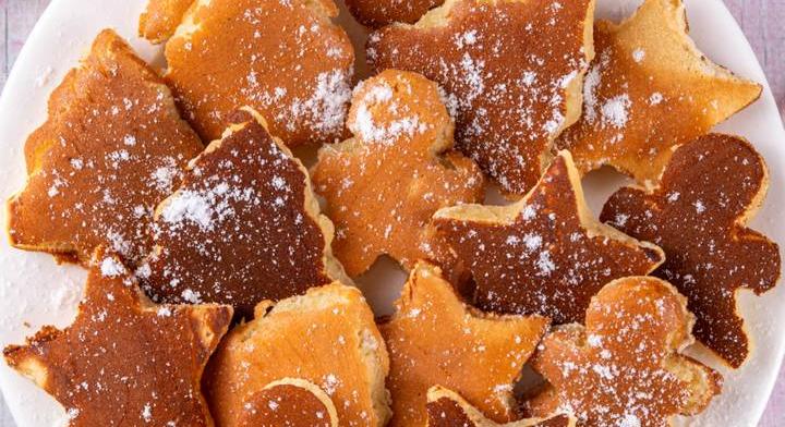 Pufi karácsonyi palacsinta: ünnepi fűszerekkel, formával