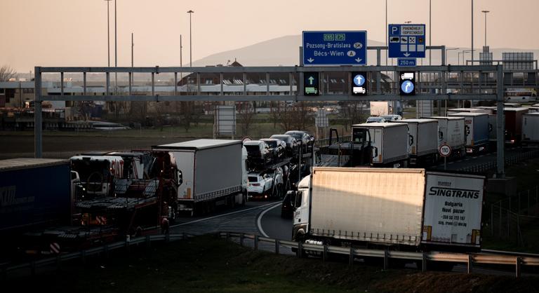 Változik a KRESZ január elsejétől, erre kell figyelni