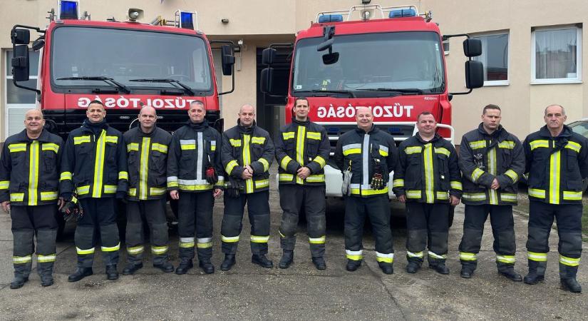 A hősök egész évbe velünk vannak: így kívánnak boldog karácsonyt a sárvári tűzoltók