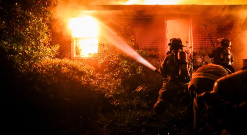 Tragédia szentestén: idős nő halt meg egy kigyulladt házban