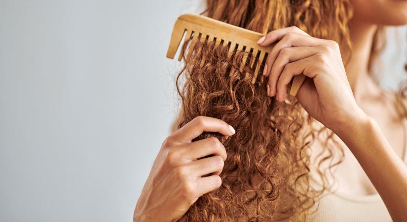 Göndör hajad van? – Ezek a hibák tönkretehetik a tincseidet, ha nem figyelsz