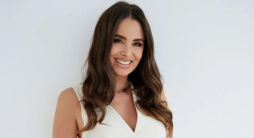 Piros csipkés fehérnemű karácsonykor? Elképesztően szexi fotót osztott meg Sydney van den Bosch