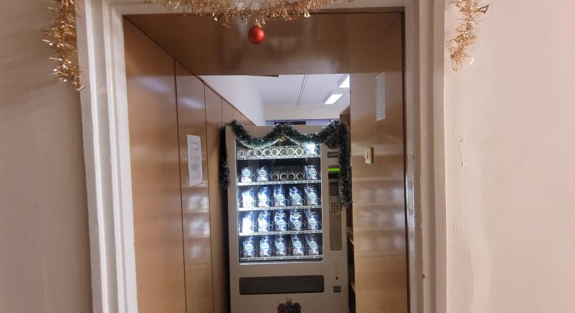 Ingyenesen juthatnak Szegeden egészségügyi termékekhez a rászoruló nők egy automatából