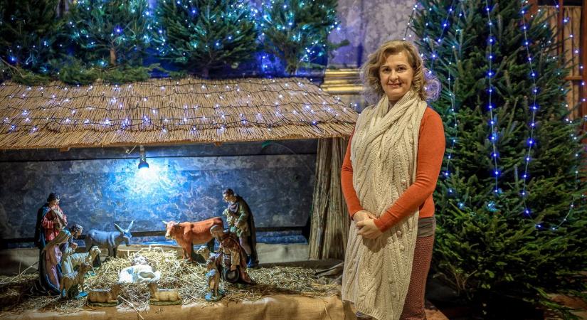 Helyet készít a szívben is: felállították Szekszárd betlehemét (galéria)