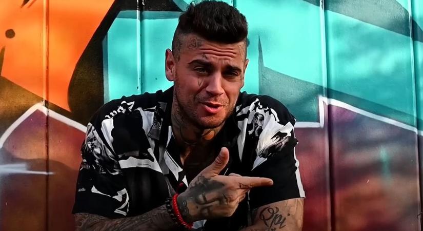 Mandula Ádám barátnője terhes hasával kíván boldog karácsonyt