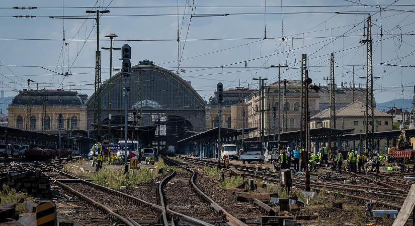 Vonatozók, figyelem: nagy felfordulás jön, átépítés indul a Keletiben