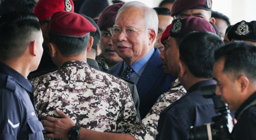 Malajziában egy bíróság bűnösnek találta Najib Razak volt miniszterelnököt hatalommal való visszaélés vádjában
