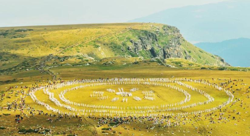 Bulgária különös hagyománya mesébe illik - Több száz ember gyűlik össze a puszta közepén táncolni