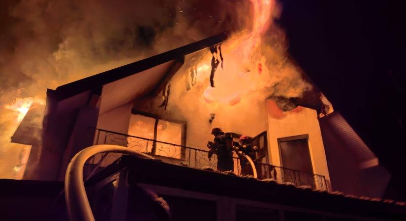 Tűz ütött ki egy falusi házban – Száz kanári elpusztult (VIDEÓ)