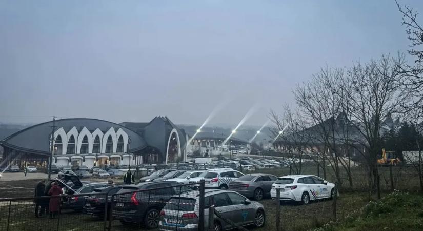 Hadházy Ákos szerint 200 embert személyesen tüntetett ki Mészáros Lőrinc a karácsonyi bulin, vannak köztük meglepő nevek is