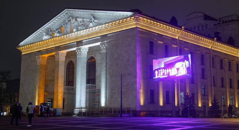 Orosz mesedarabbal nyit újra a lebombázott mariupoli színház