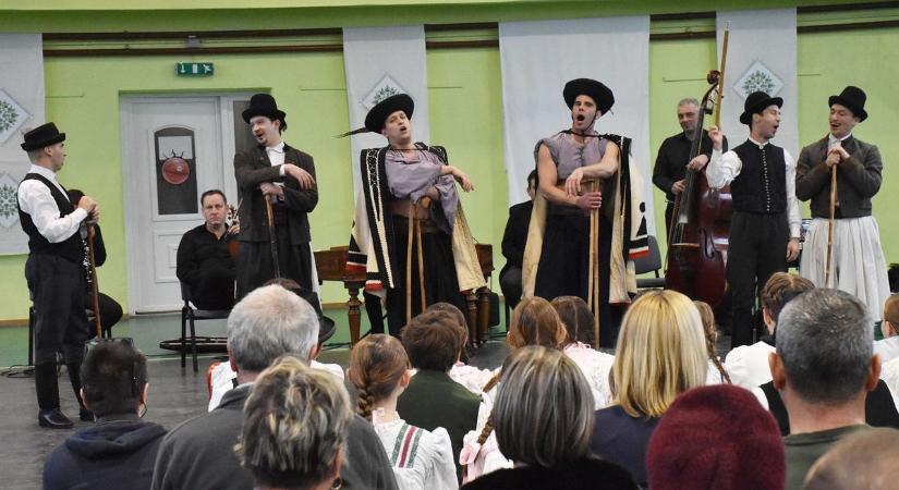 Csodás néptánc és hagyományos viseletek – a Duna Művészegyüttes varázsolt Boldogházán – videóval, galériával