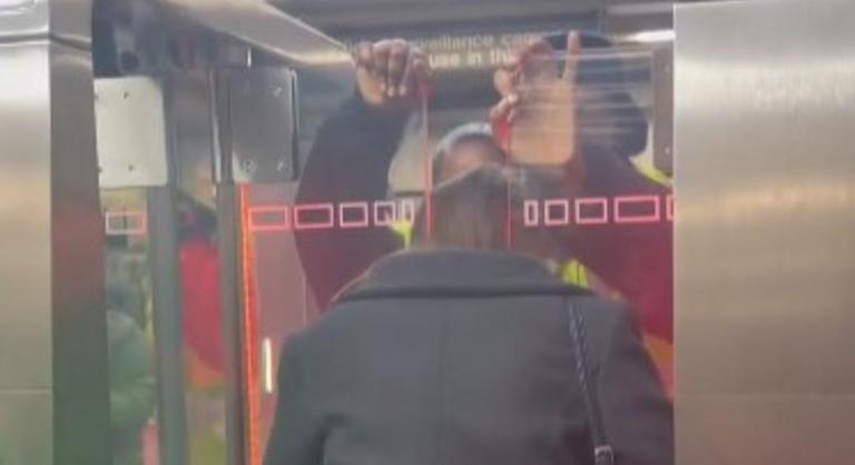 Frenetikus videón, ahogy a modern technika kalodaként bünteti a bliccelőt