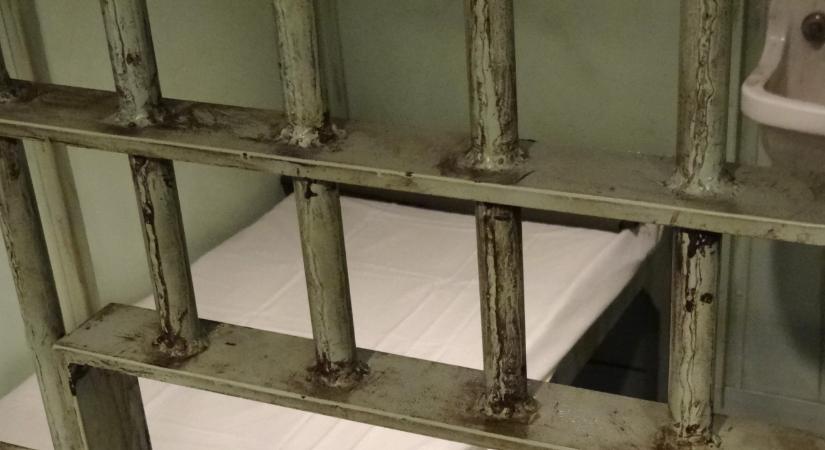 Börtönben tölti a karácsonyt egy ír tanár, mert nem volt hajlandó fiúnak nevezni a lányt