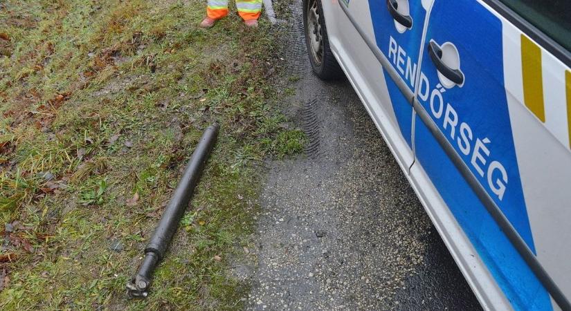 Bizarr baleset történt a 86-os főúton: kiszakadt egy alkatrész a Kiából, lezúzott két másik autót (fotó)