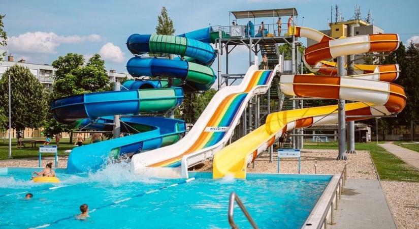 Szokatlan, magyarul nem beszélő vendég látogatta meg az egri strandot augusztusban