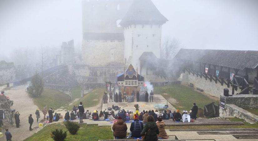 Ahol Hunyadi ellensége élt: köd leplezi a vár titkait, de kiváló hely, ha egy kis romantikára vágysz (galéria, videó)