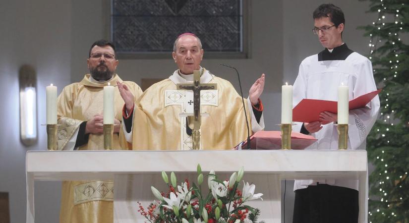 „Teremtsünk békességet a világban!” – Éjféli szentmise a Szent Mihály Főszékesegyházban ( galéria)