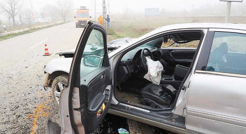 Fotókon a baleset, villanyoszlopnak ütközött egy autó