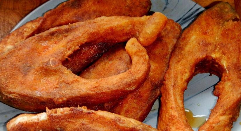 Ropogós kívül, szaftos belül: a tökéletes paprikás lisztben sült ponty titka