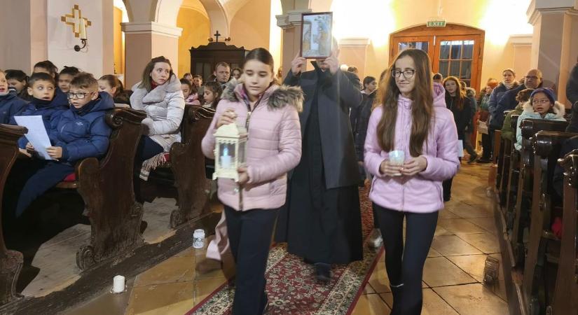 Szállást keres a Szent család, ősi hagyományt mutattak be a szanyi iskolások
