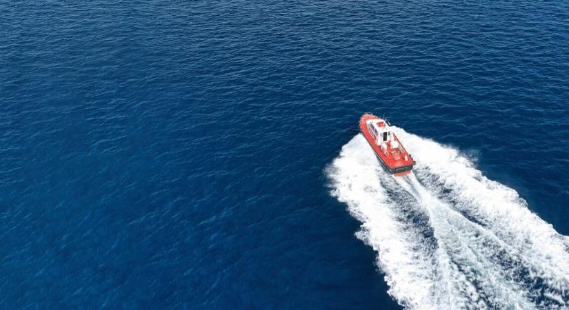 Három órán át sodródott a nyílt vízen egy 51 éves nő és egy tinédzser