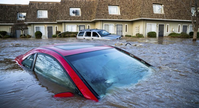 Karácsonyi özönvíz Kaliforniában: háztetőkről mentettek embereket