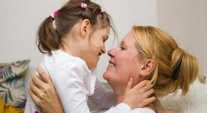 "Behívtak, hogy búcsúzzak el a kislányomtól" - Sára, sérült kislánya miatt találta meg a hivatását